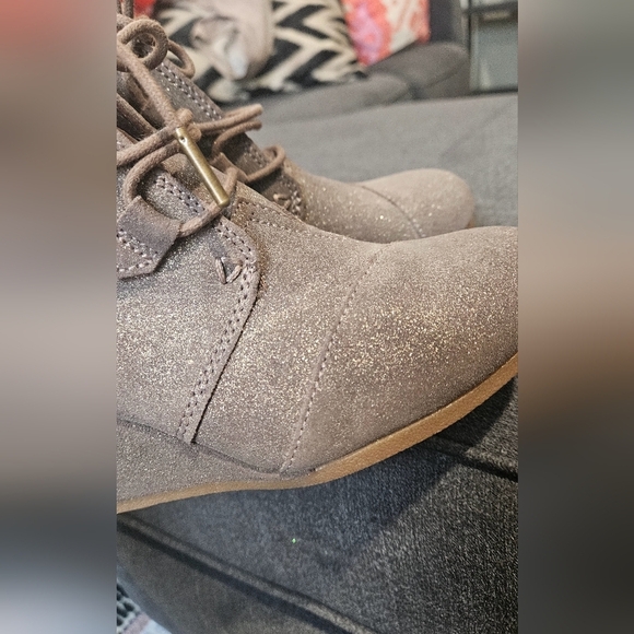 TOMS Kala Gunmetal Star Suede Oxford Bootie. Size 8 Like New - Picture 15 of 15